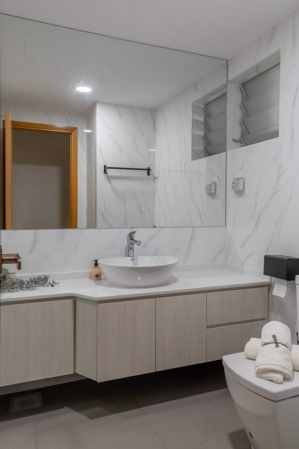 Minimalist Bathroom with Countertop and Homogeneous Tiles