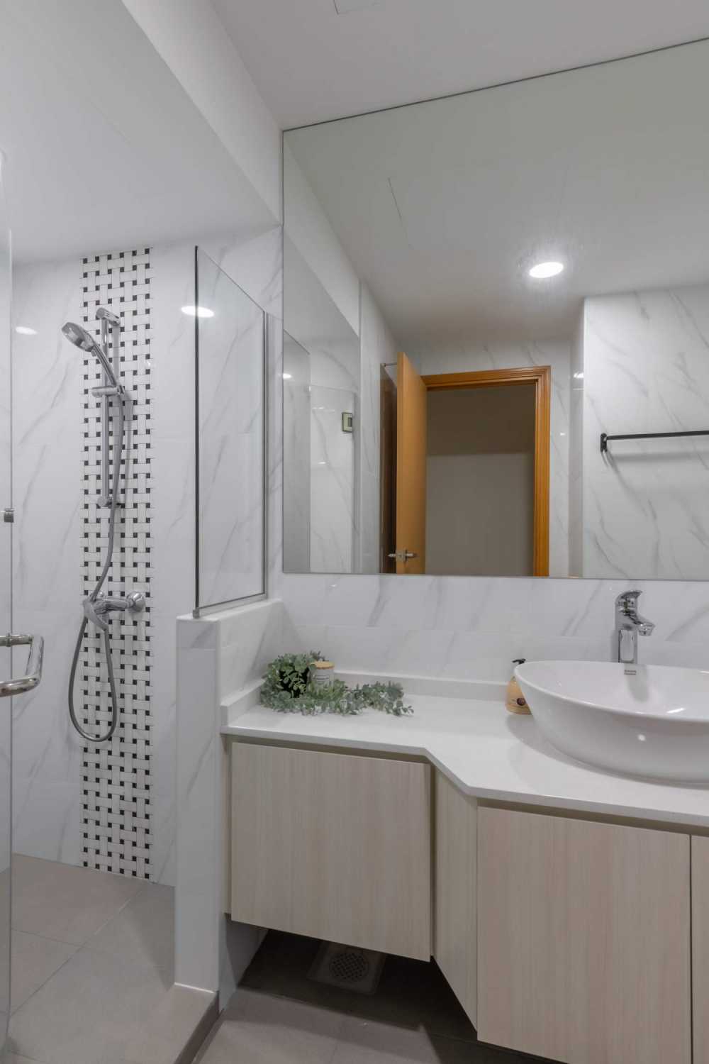 Minimalist Bathroom with Countertop and Homogeneous Tiles
