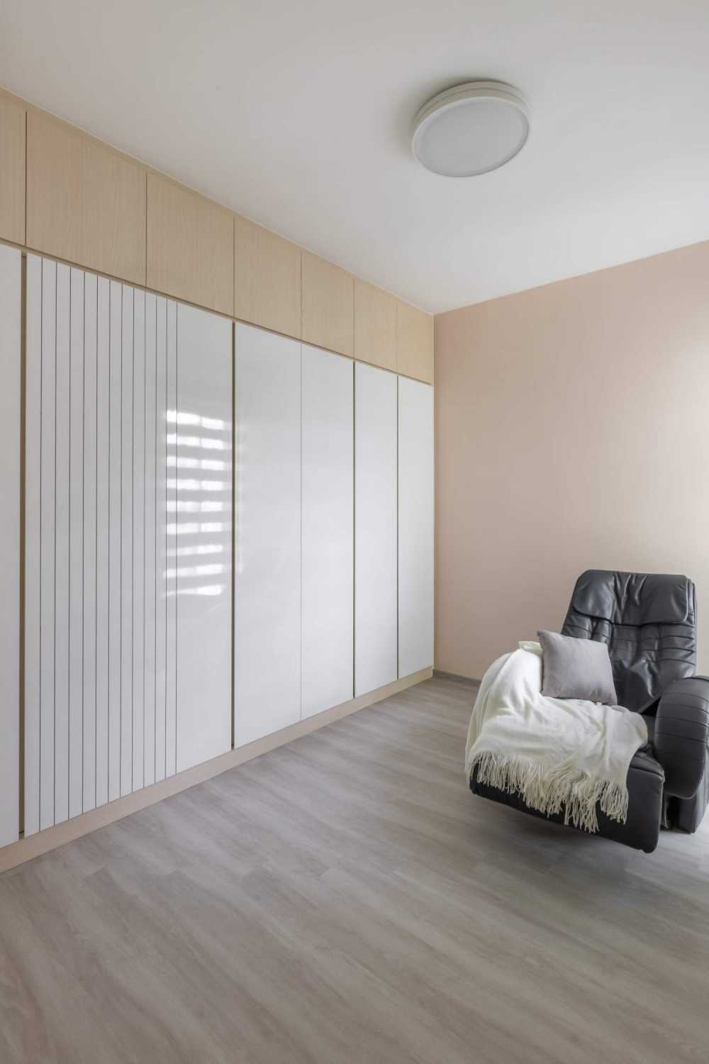 Minimalist Bedroom with Vinyl Flooring and Wood Flooring