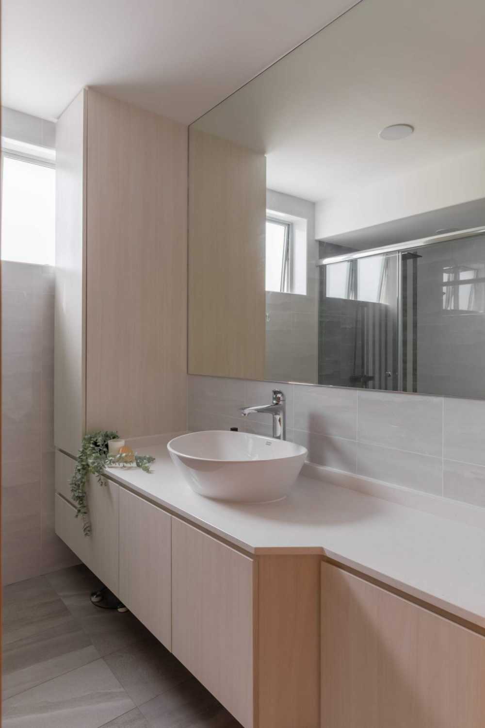 Minimalist Bathroom with Countertop and Homogeneous Tiles