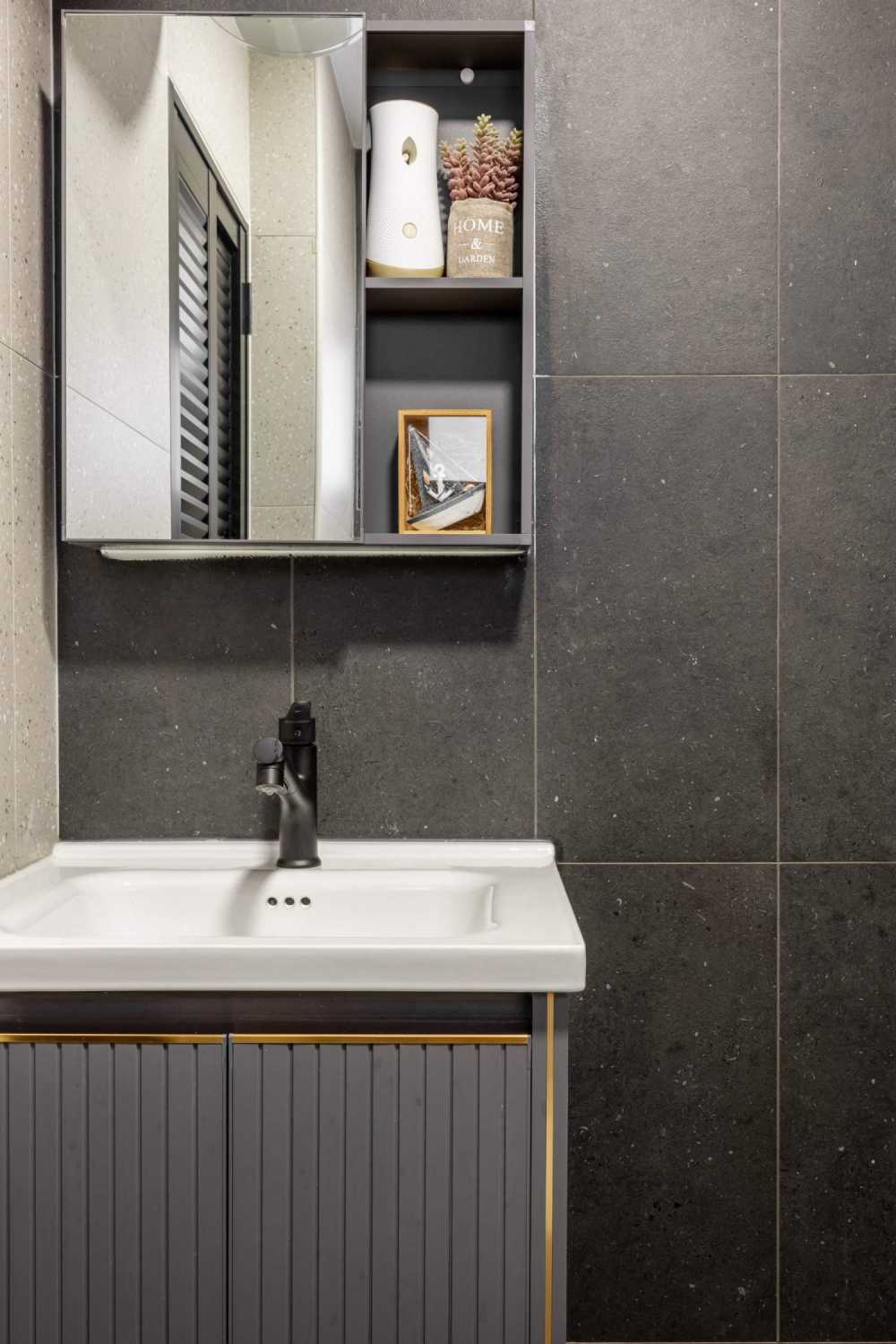 Contemporary Bathroom with Countertop and Vinyl Flooring