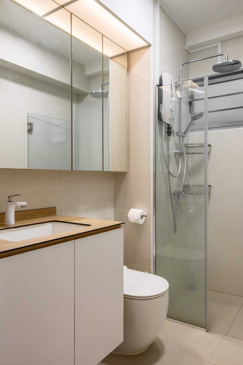 Contemporary Bathroom with Countertop and Homogeneous Tiles