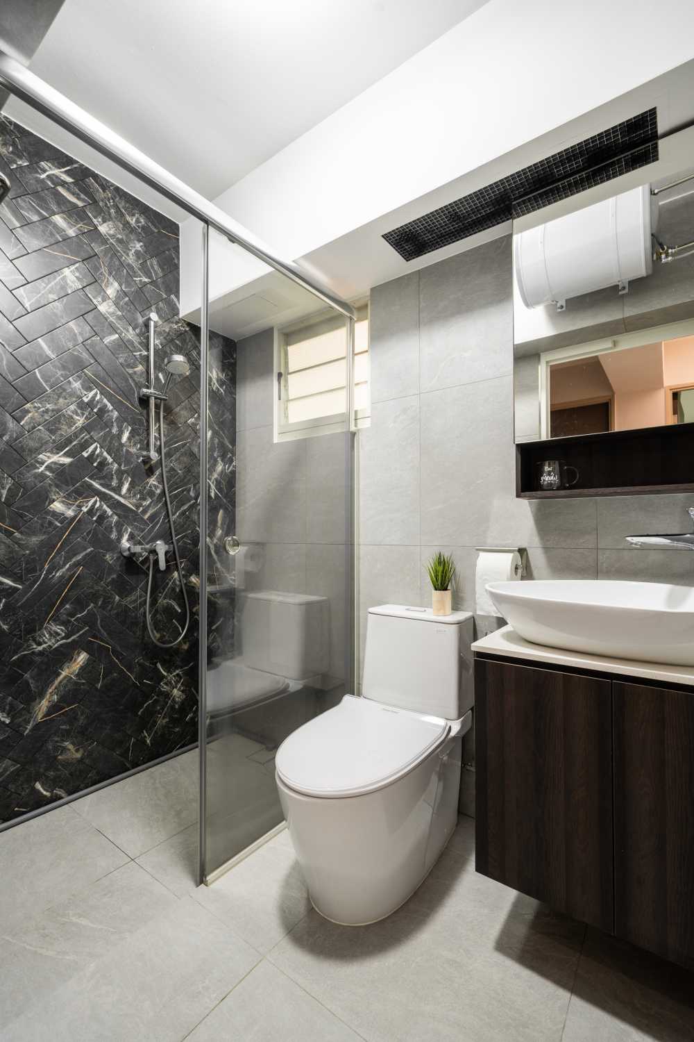 Modern Bathroom with Mirror and Bathroom Storage