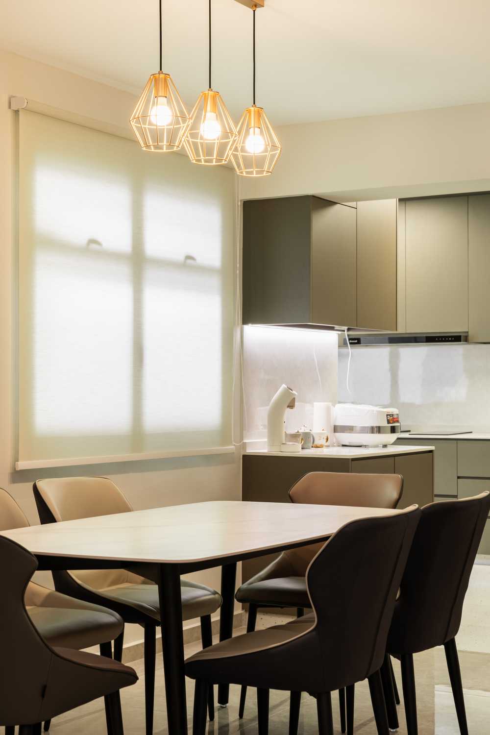 Modern Dining Room with Drop Ceiling and Dining Table