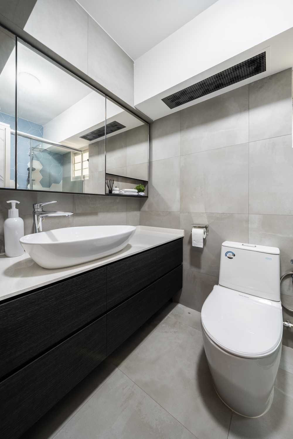 Modern Bathroom with Vinyl Flooring and Homogeneous Tiles