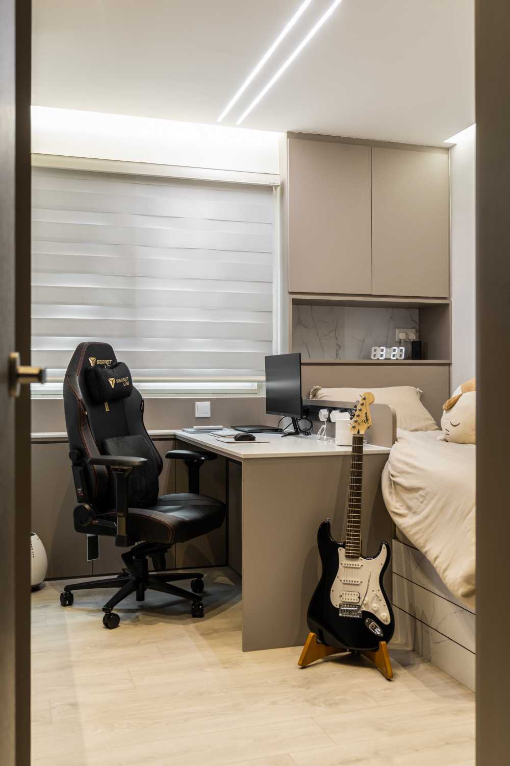 Modern Bedroom with Vinyl Flooring and Wardrobe