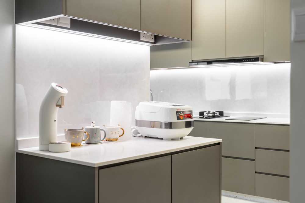Modern Kitchen with Vinyl Flooring and Homogeneous Tiles