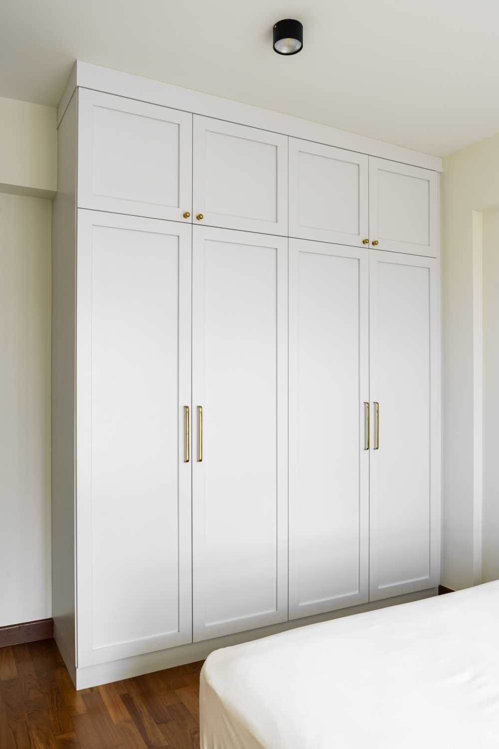Minimalist Bedroom with Vinyl Flooring and Homogeneous Tiles