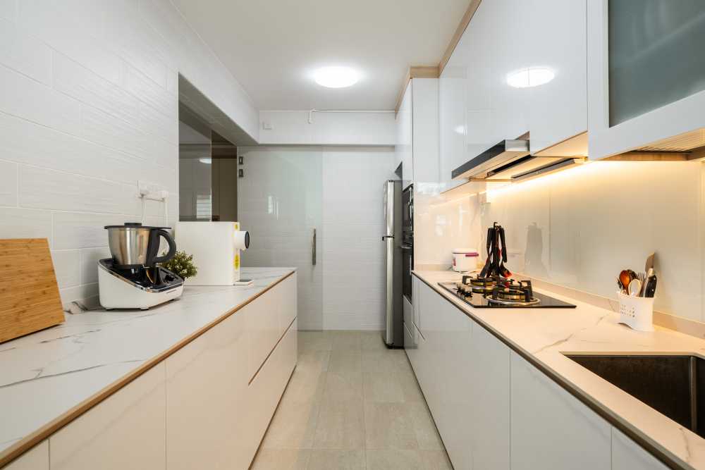 Minimalist Kitchen with Vinyl Flooring and Homogeneous Tiles