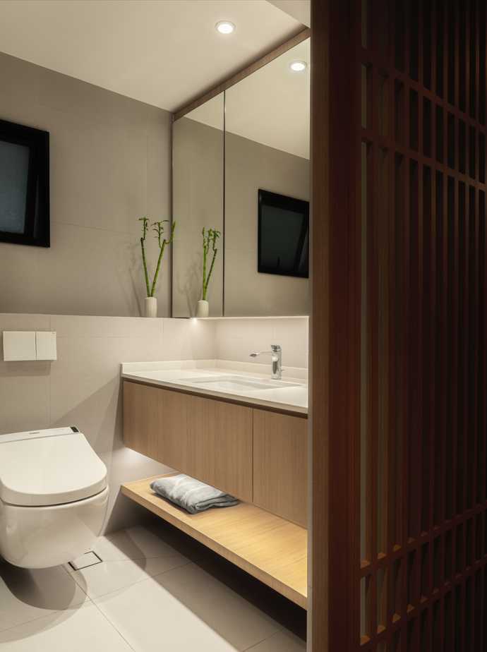 Contemporary Bathroom with Mirror and Bathroom Storage