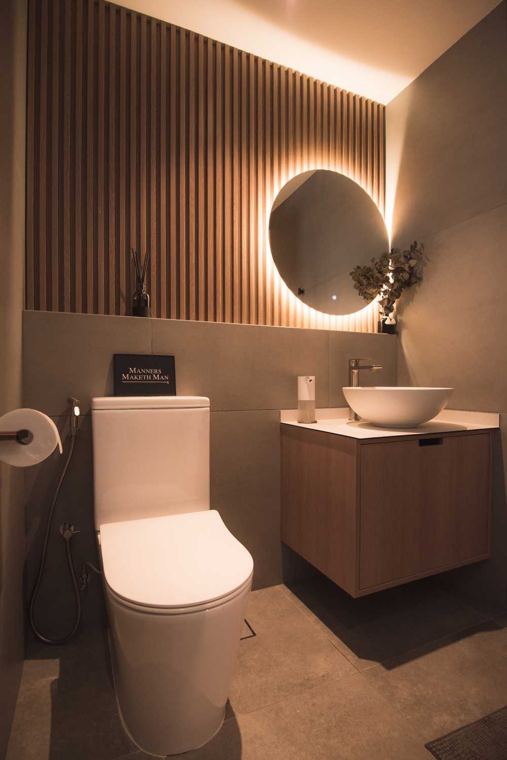 Contemporary Bathroom with Homogeneous Tiles and Mirror