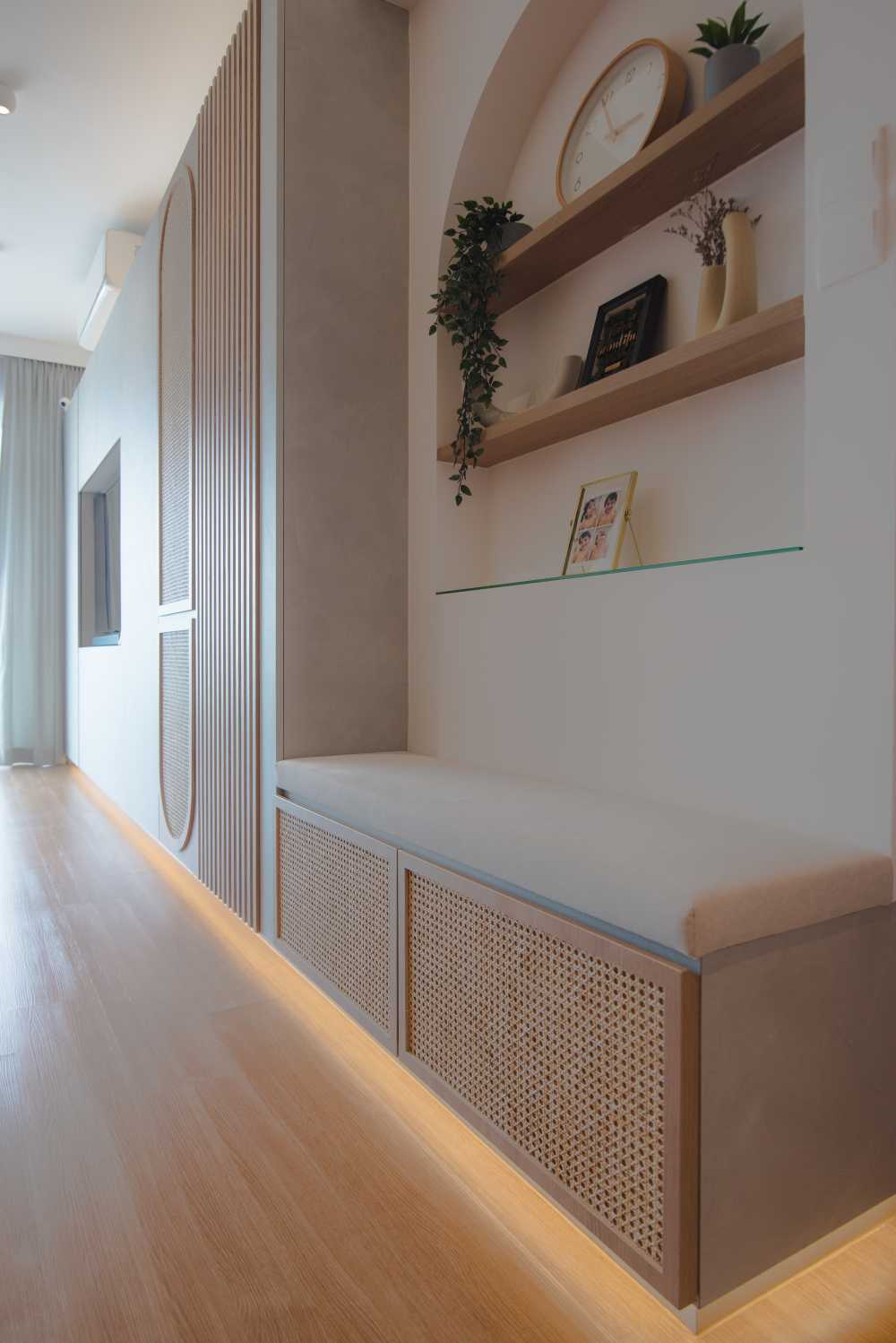 Contemporary Living Room with Settee and Vinyl Flooring