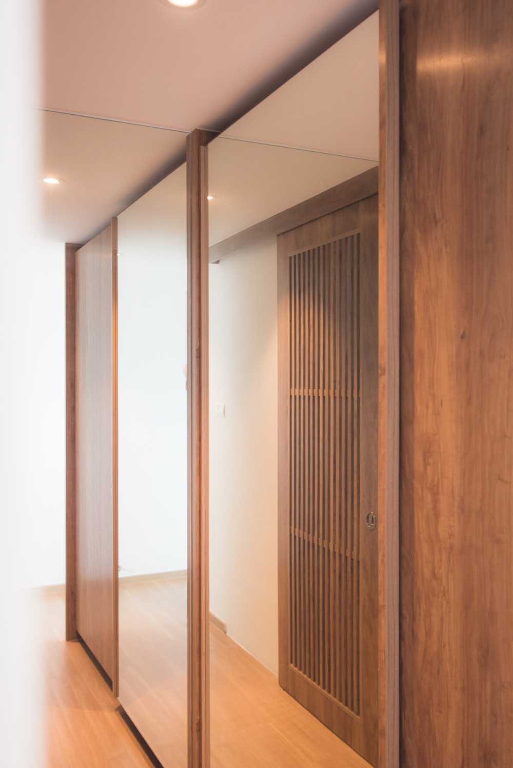 Contemporary Walk-in Wardrobe with Mirror and Wardrobe