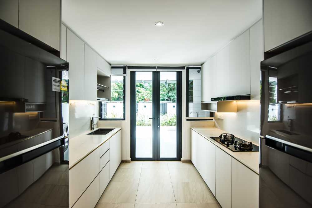 Contemporary Kitchen with Countertop and Homogeneous Tiles