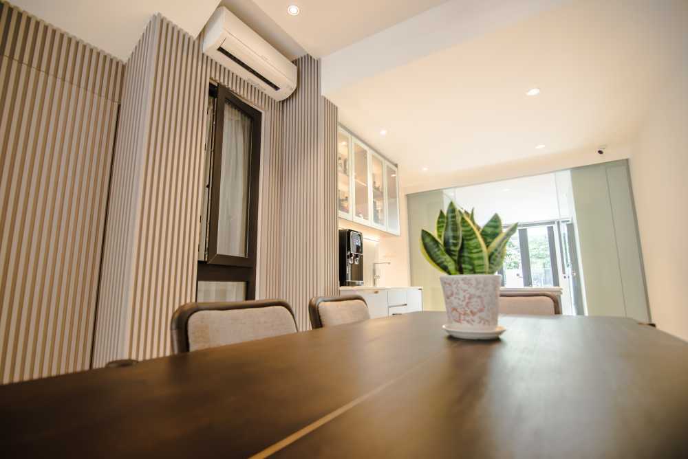 Contemporary Dining Room with Dining Table and Dining Chairs