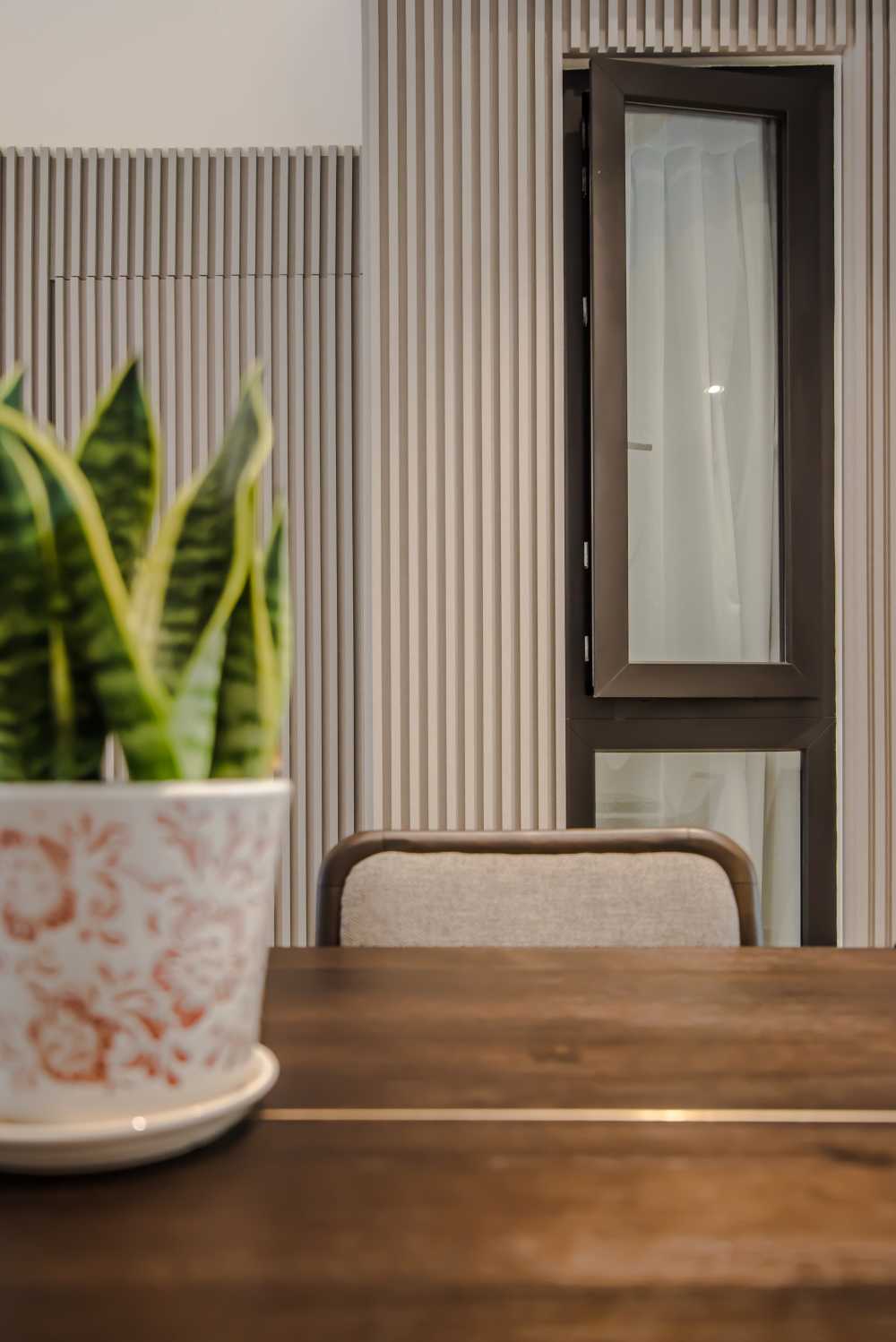 Contemporary Dining Room with Dining Table and Dining Chairs