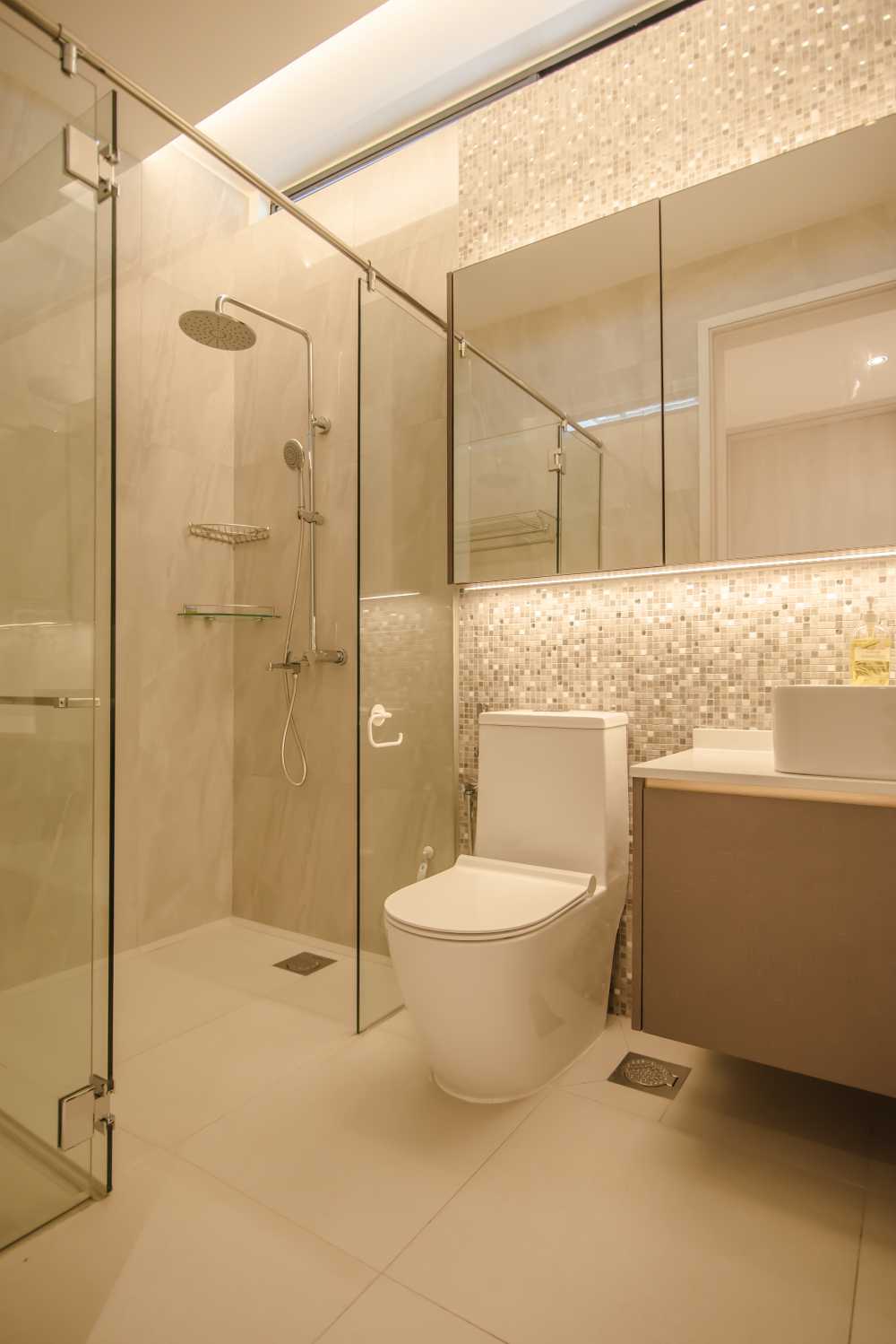Contemporary Bathroom with Homogeneous Tiles and Vanity Counter