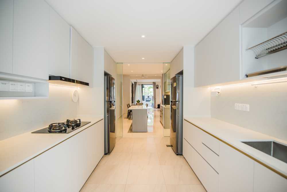 Contemporary Kitchen with Countertop and Homogeneous Tiles