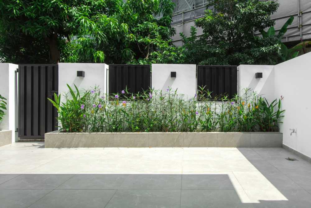 Contemporary Courtyard with Homogeneous Tiles and Awning