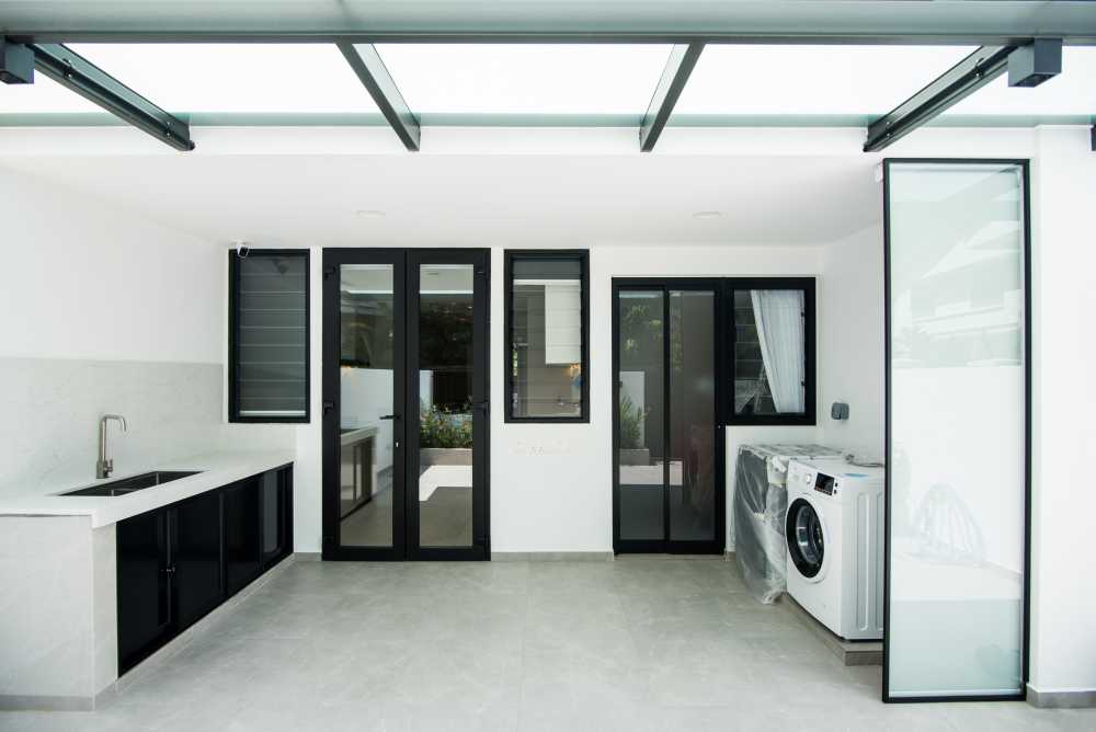 Contemporary Courtyard with Homogeneous Tiles and Washing Machine