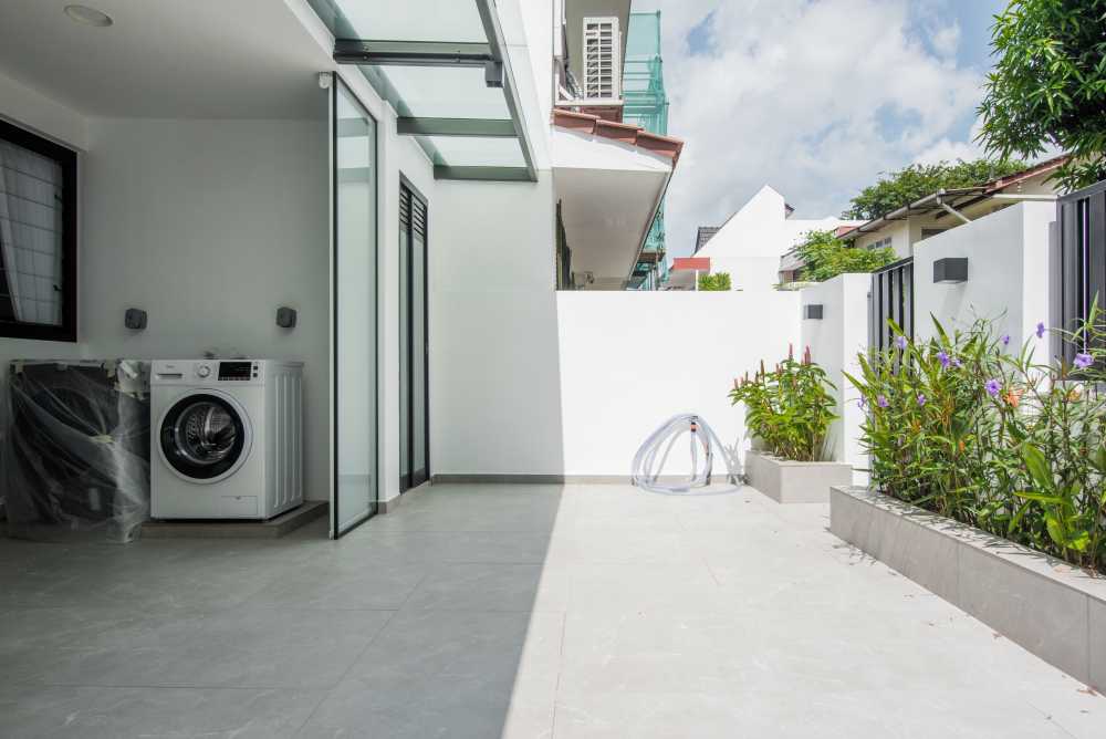 Contemporary Courtyard with Homogeneous Tiles and Washing Machine