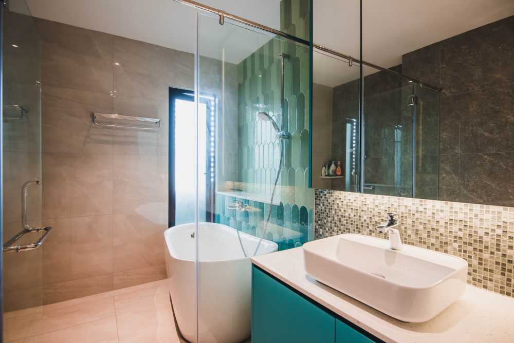 Contemporary Bathroom with Bathtub and Mosaic