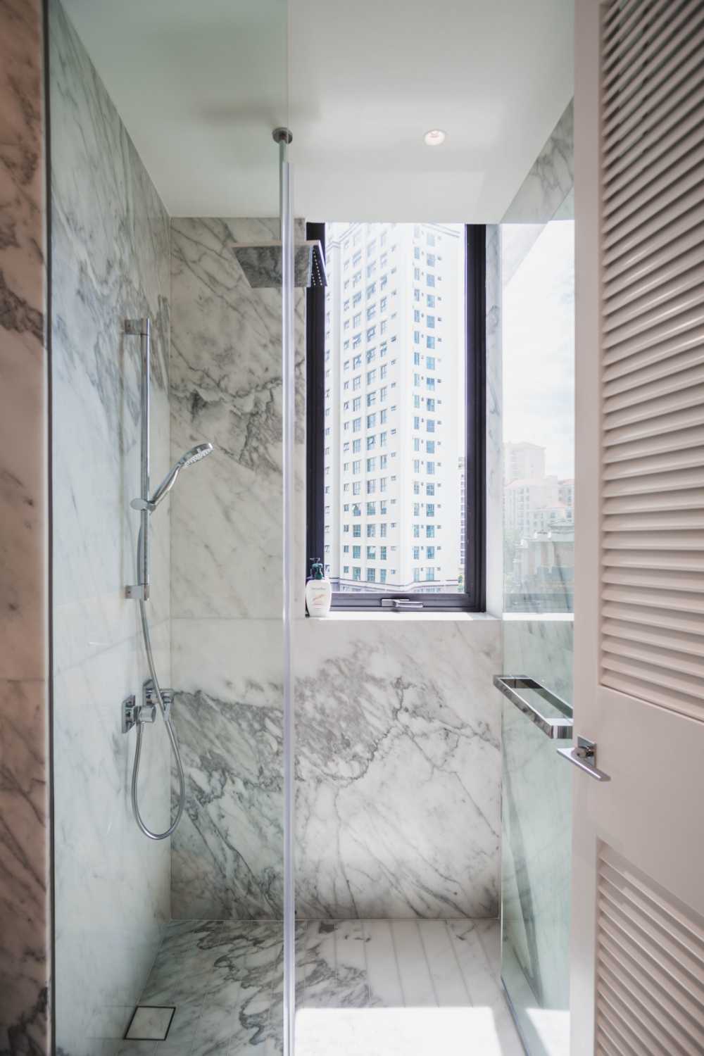 Minimalist Bathroom with Marble Floor and Feature Wall
