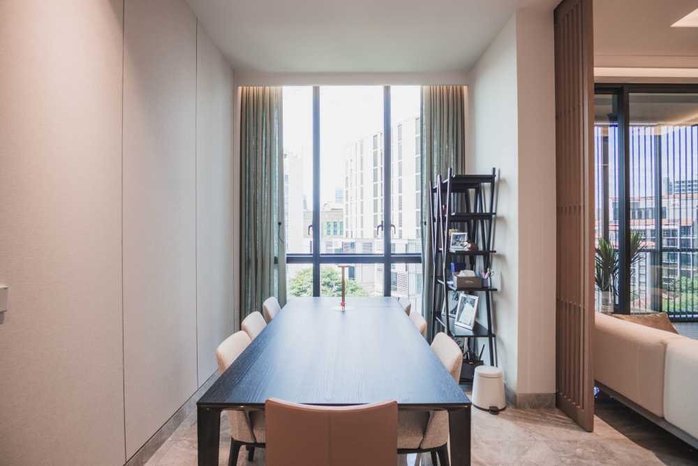 Minimalist Dining Room with Dining Table and Dining Chairs
