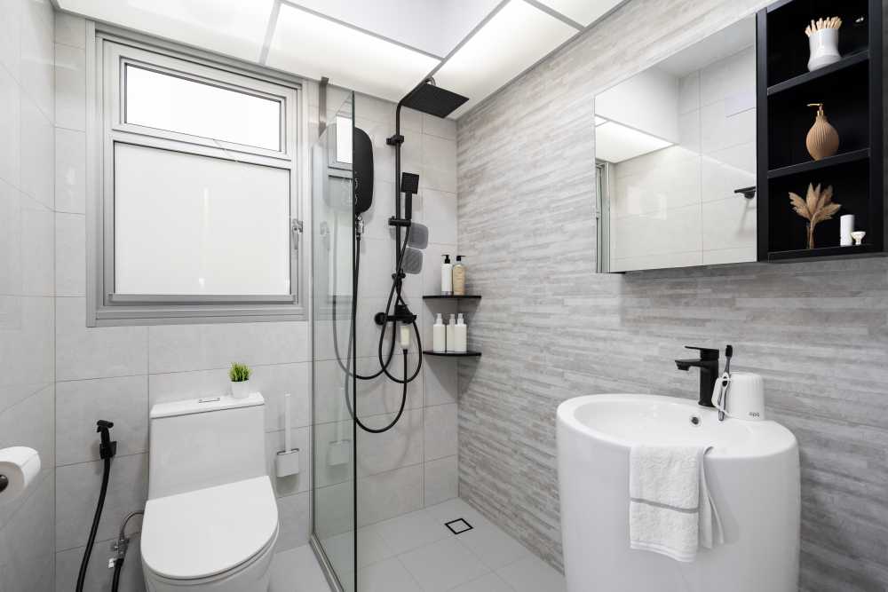 Minimalist Bathroom with Homogeneous Tiles and Mirror