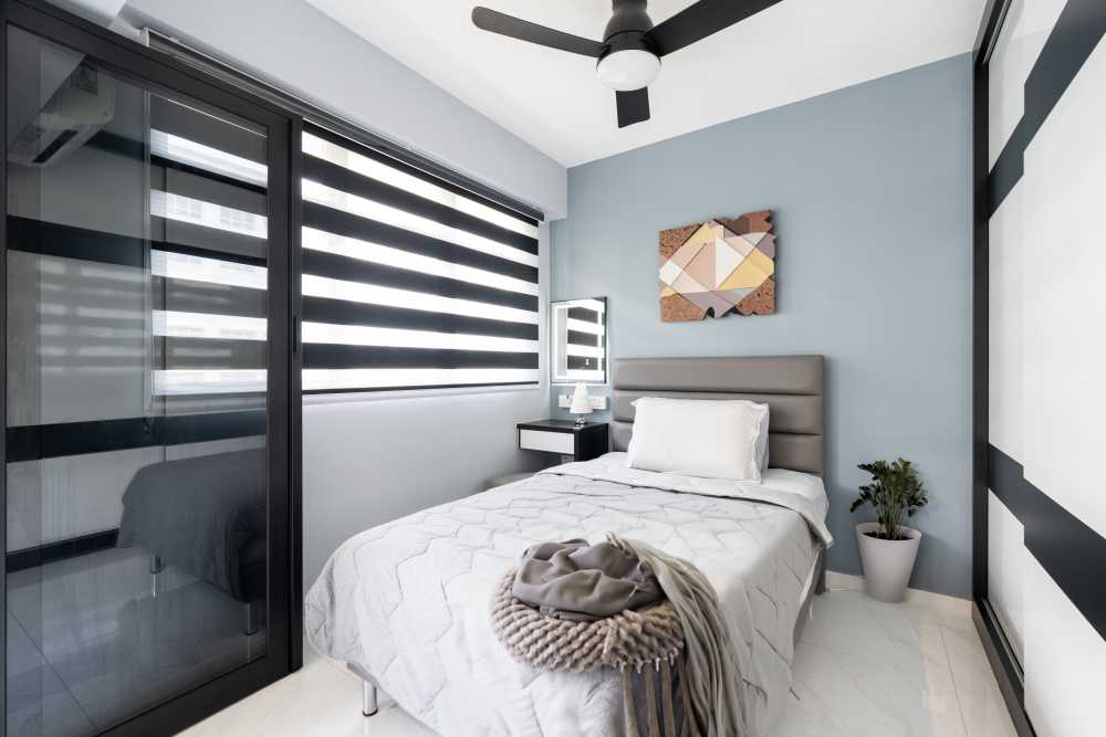 Minimalist Bedroom with Homogeneous Tiles and Queen Bed