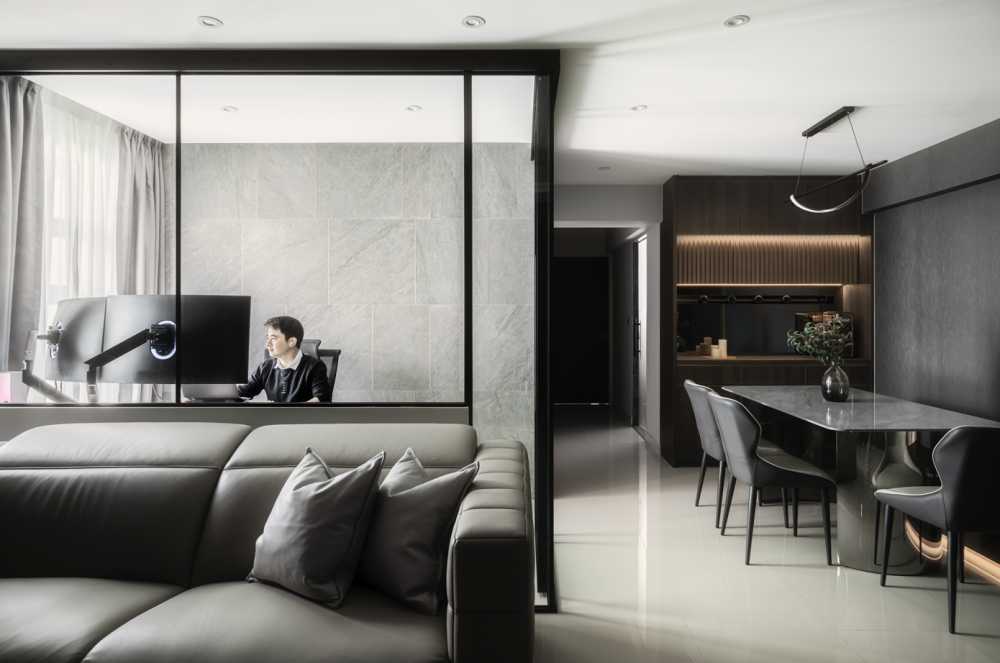 Contemporary Dining Room with Dining Table and Dining Chairs