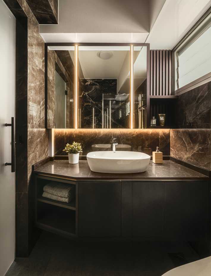 Contemporary Bathroom with Mirror and Bathroom Storage