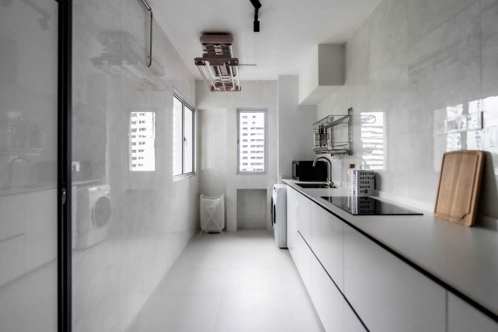 Contemporary Kitchen with Countertop and Homogeneous Tiles