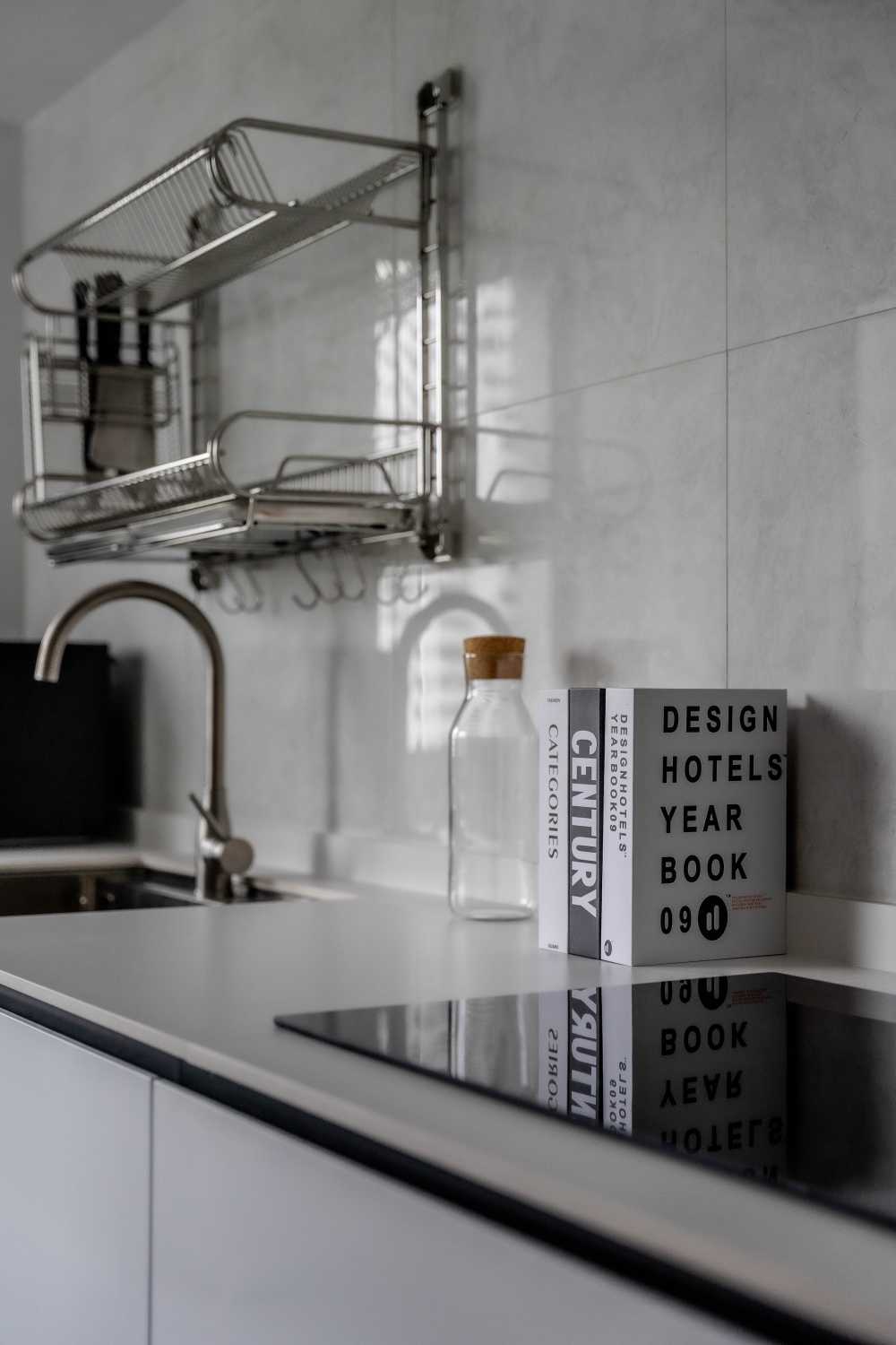 Contemporary Kitchen with Countertop and Homogeneous Tiles