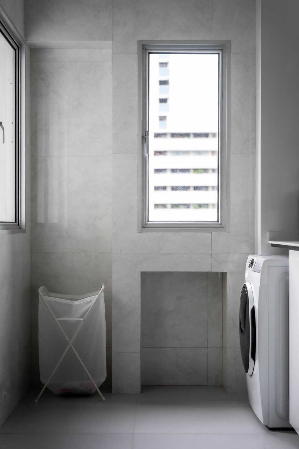 Contemporary Kitchen with Homogeneous Tiles and Washing Machine