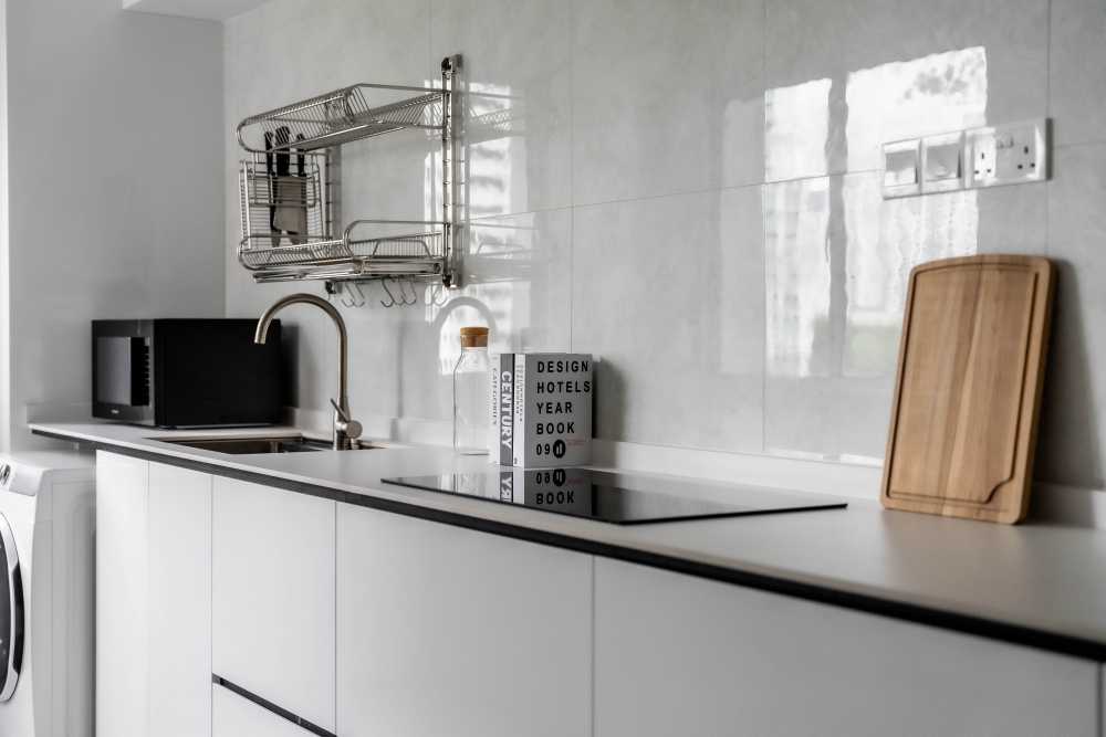 Contemporary Kitchen with Countertop and Homogeneous Tiles