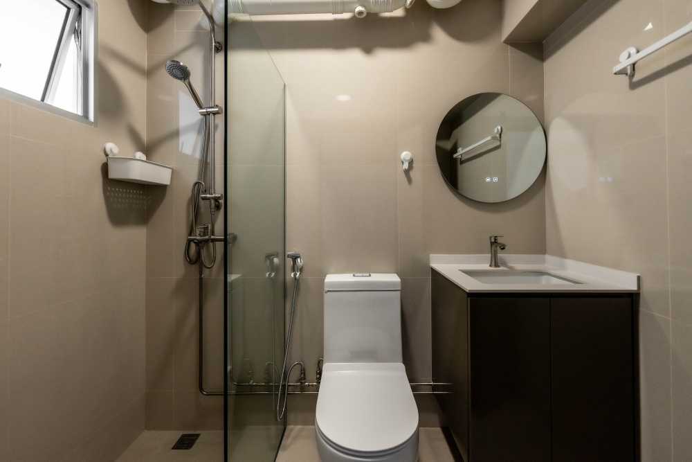 Contemporary Bathroom with Homogeneous Tiles and Mirror