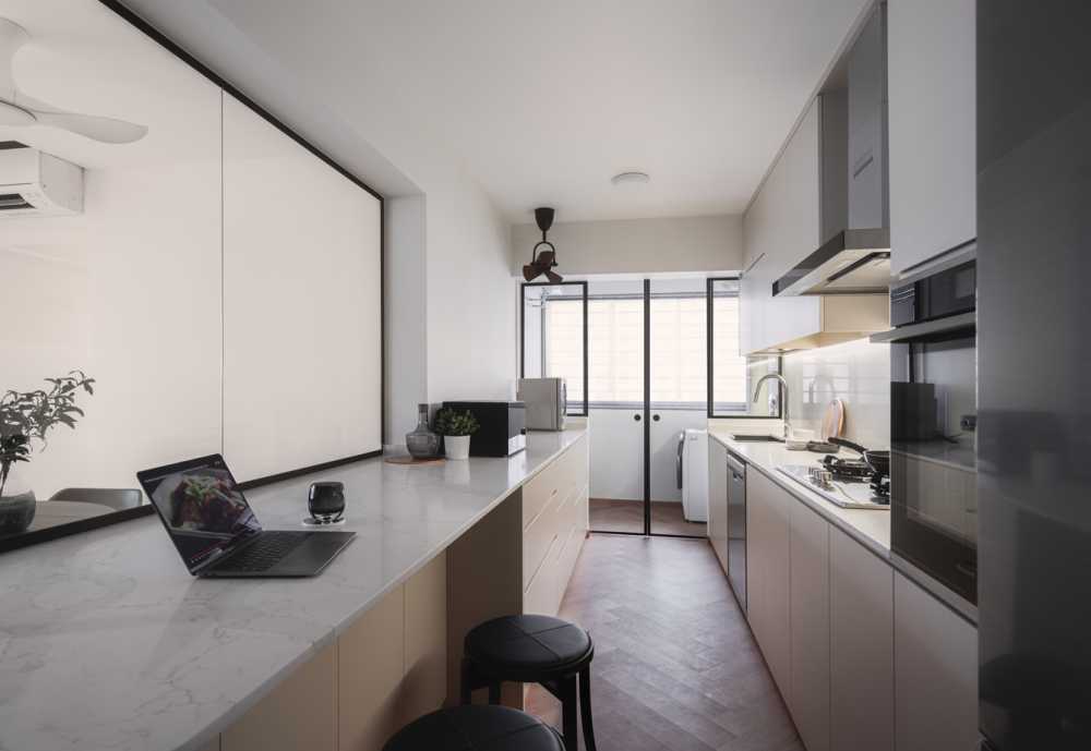 Contemporary Kitchen with Countertop and Breakfast Counter