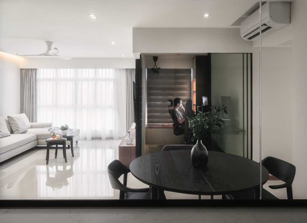Contemporary Dining Room with Dining Table and Dining Chairs