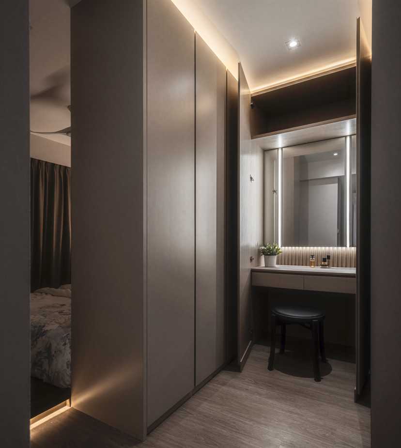Contemporary Walk-in Wardrobe with Mirror and Wardrobe