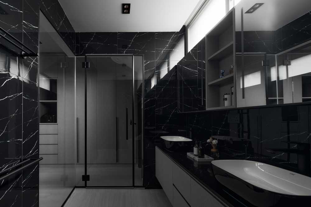 Modern Bathroom with Countertop and Mirror