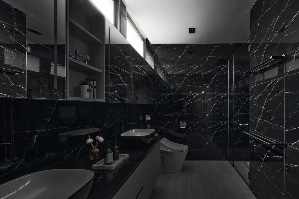 Modern Bathroom with Mirror and Bathroom Accessories