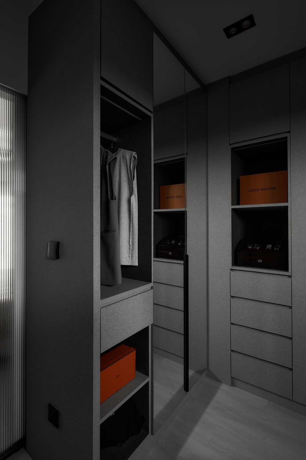 Modern Walk-in Wardrobe with Mirror and Wardrobe