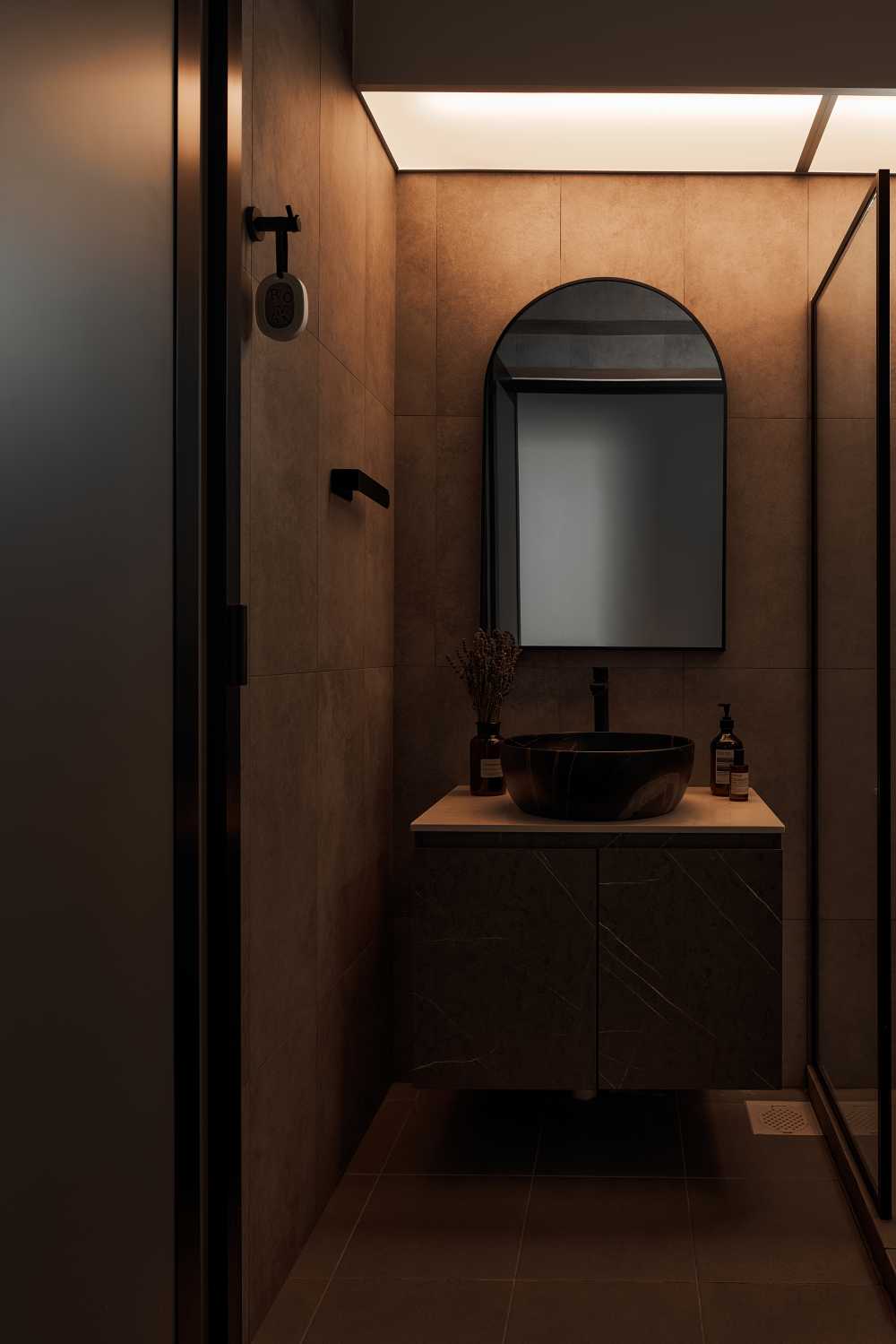 Modern Bathroom with Mirror and Bathroom Storage