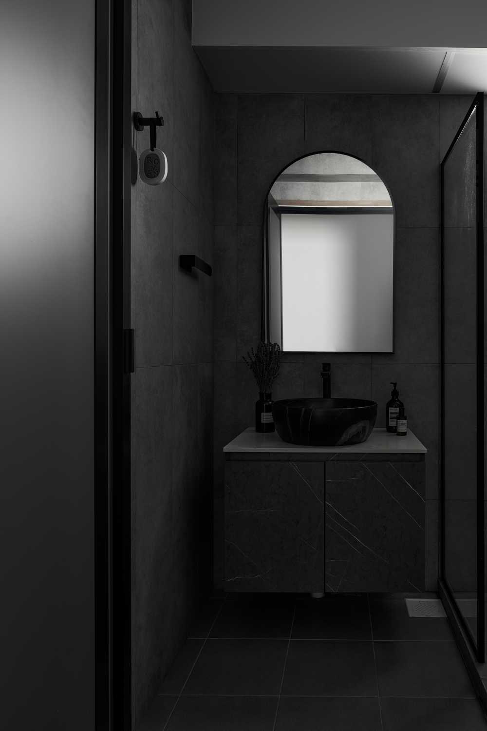 Modern Bathroom with Mirror and Bathroom Storage