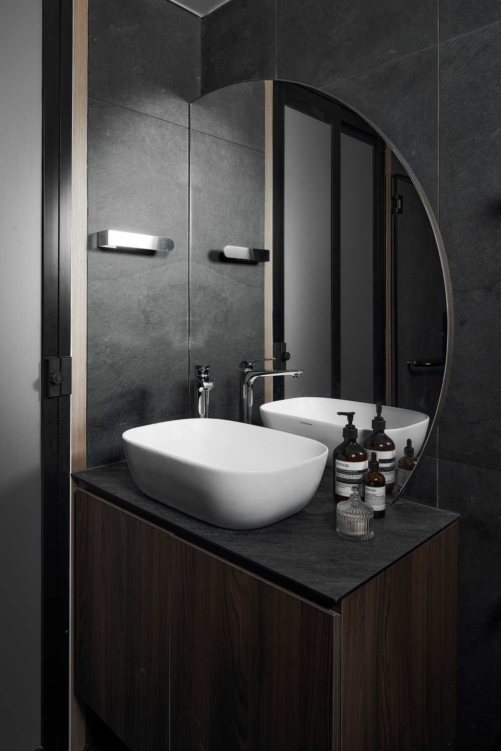 Modern Bathroom with Mirror and Bathroom Storage