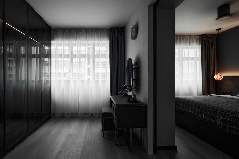 Modern Walk-in Wardrobe with Mirror and Wardrobe