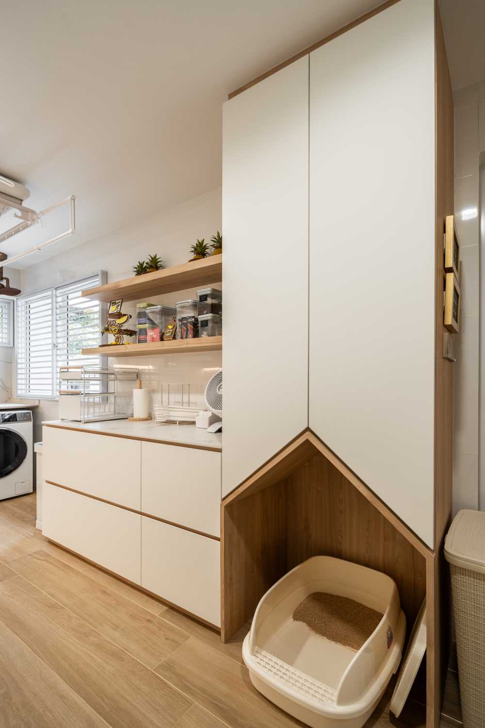 Modern Kitchen with Kitchen Island and Kitchen Backsplash
