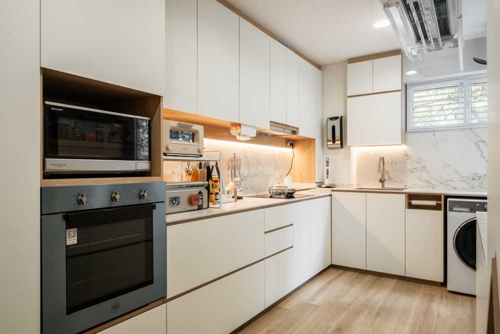 Modern Kitchen with Vinyl Flooring and Kitchen Backsplash