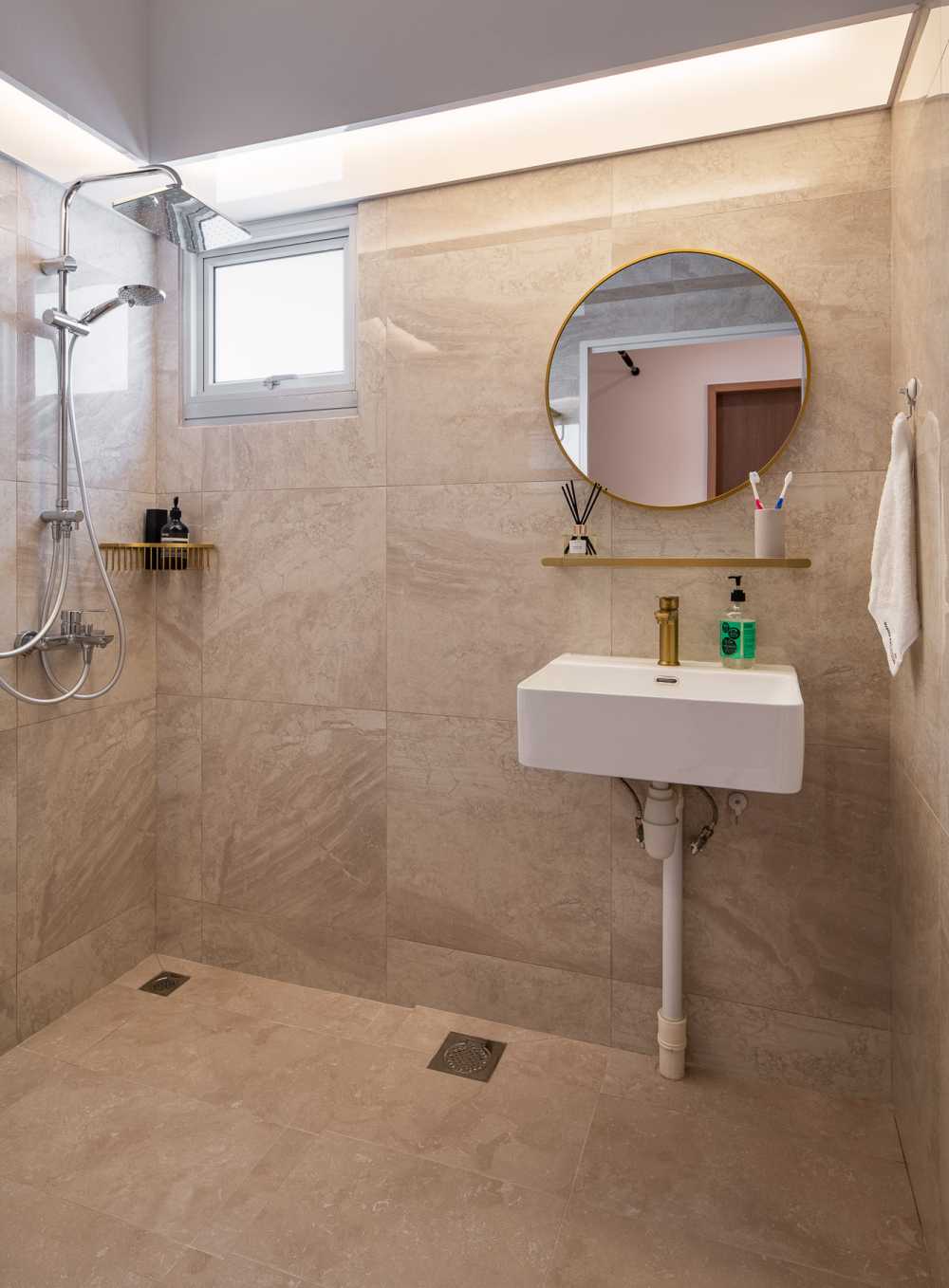 Contemporary Bathroom with Countertop and Homogeneous Tiles